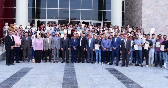 رئيس جامعة سوهاج يكرم خريجي برنامج سفراء التكنولوجيا بمركز إبداع مصر الرقمية
