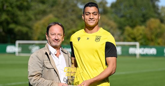 مصطفى محمد يتسلم جائزة أفضل لاعب مع نانت عن شهر سبتمبر.. صور