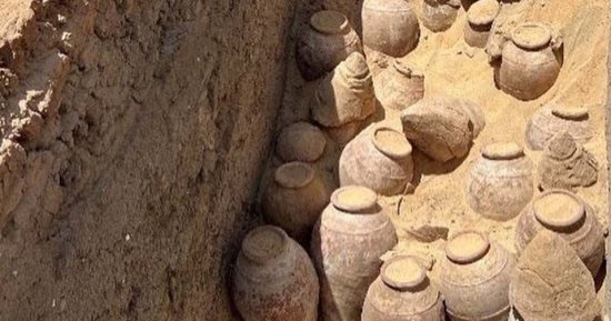 موقع أجنبى يسلط الضوء على اكتشاف مئات الجرار بداخلها نبيذ فى سوهاج