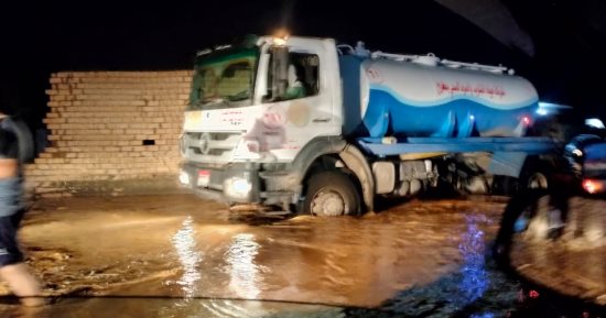 استقرار نسبي في طقس مطروح وفرق الطوارئ تواصل إزالة المياه من المناطق المتضررة.. صور