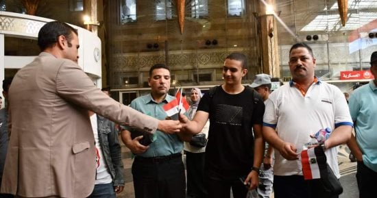 السكة الحديد توزع الأعلام والورود على الركاب احتفالًا بانتصارات أكتوبر