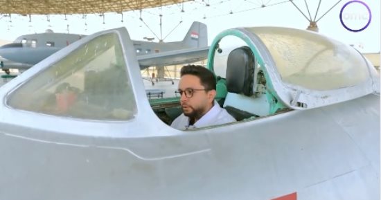 أحمد فايق يركب إحدى طائرات حرب أكتوبر ويؤكد: فيها رائحة المقاتلين العظام