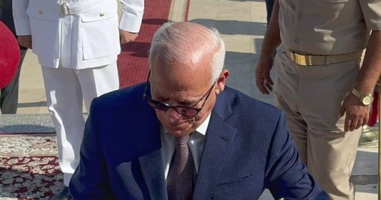 محافظ بورسعيد يضع إكليلاً من الزهور على النصب التذكارى احتفالاً بانتصارات أكتوبر