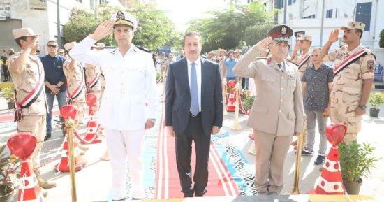 محافظ المنوفية يضع إكليلاً من الزهور على النصب التذكارى فى ذكرى نصر أكتوبر