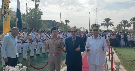 محافظ شمال سيناء يضع أكليلًا من الزهور على قبر الجندى المجهول بالعريش
