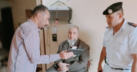 الأمن الإنسانى.. الداخلية تستخرج بطاقة لمريض فى منزله