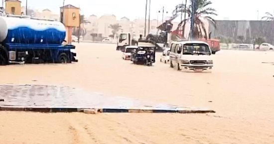 مياه الأمطار تغرق حى الزهور بمطروح بعد تسرب السيل من وادى وتويويع.. صور