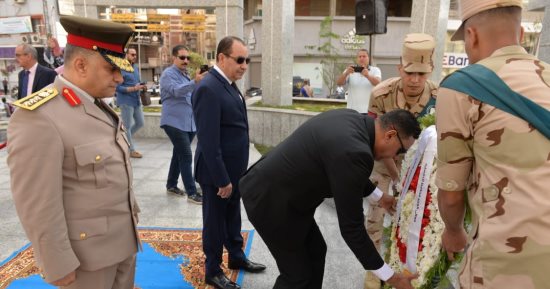 محافظ الدقهلية يضع إكليلا من الزهور على النصب التذكارى بمناسبة نصر أكتوبر