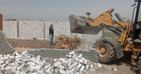إزالة 9 حالات بناء مخالف بمراكز البدارى وأبوتيج وصدفا والفتح وحى شرق