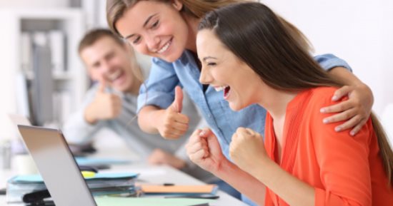 4 أبراج لسانها حلو وبتحب تجامل وتسمع المدح.. أبرزها الميزان