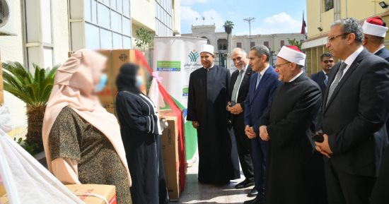 محافظ الغربية ومفتى الجمهوية يسلمان جهاز عرائس لـ10 فتيات من المقبلات على الزواج