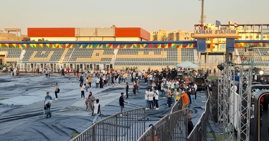 توافد المواطنين على استاد أسوان لحضور حفل "وطن واحد" بمناسبة انتصارات أكتوبر
