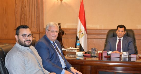 وزير الشباب يبحث استعدادات مصر لاستضافة مؤتمر عالمى لجراحة عظام الكتف والمرفق