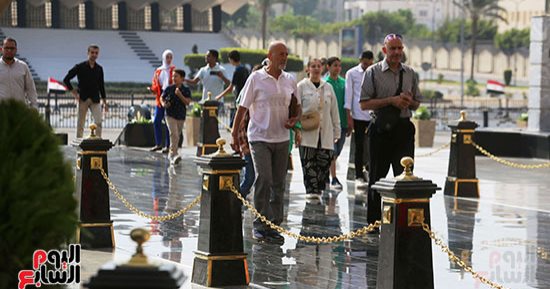 محافظ القليوبية الأسبق وسكرتير السادات يصلان النصب التذكارى احتفالا بـ6 أكتوبر.. صور