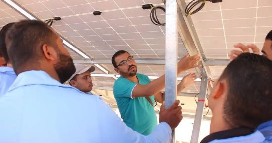 القوى العاملة بالوادى الجديد تختتم دورات تدريبية على صيانة محطات الطاقة الشمسية