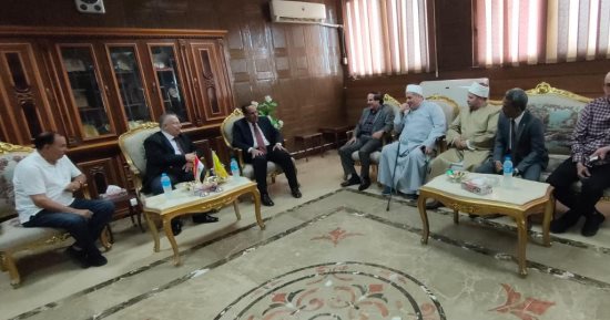 محافظ شمال سيناء يستقبل نقيب الأشراف خلال زيارته إلى مدينة العريش