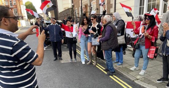 الجالية المصرية فى لندن تنظم وقفة أمام السفارة المصرية تأييدا لترشح الرئيس السيسى