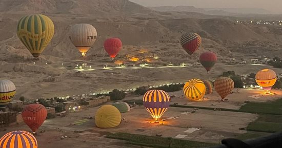 إقبال سياحى كبير على المعالم الأثرية فى الأقصر.. الأفواج تتوافد بصورة مميزة على المعابد والمقابر.. البالون يسجل أعلى معدلات بـ3213 سائحا فى 48 ساعة.. ومبادرة لتنظيم حفلات الزفاف بإقامة مجانية وهدايا تذكارية
