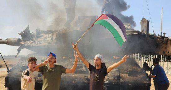 فلسطينيون يستولون على دبابة إسرائيلية بحدود قطاع غزة.. صور