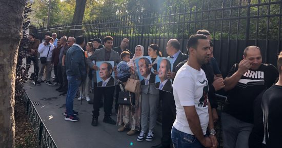 أبناء الجالية المصرية بباريس يعلنون تأييدهم للمرشح عبد الفتاح السيسي أمام القنصلية.. صور