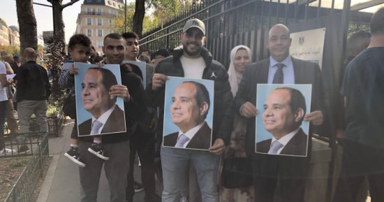 أبناء الجالية المصرية بباريس يعلنون تأييدهم للمرشح عبدالفتاح السيسي أمام القنصلية