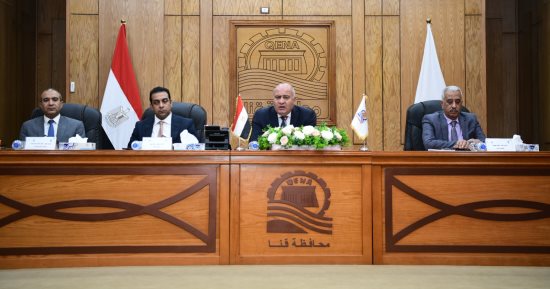 محافظ قنا يناقش خطط ضبط أسعار السلع الغذائية بالأسواق والمجمعات الاستهلاكية