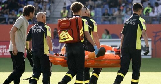 صاروخ طائش من المدرجات يصيب حارس مرمى كليرمون فى الدورى الفرنسى..فيديو