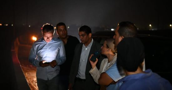 وزيرة البيئة خلال جولة لها بالشرقية تشكر مواطنا أخمد حريق مخلفات.. صور