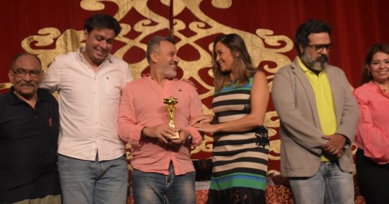 أبطال عرض "سيدتى أنا" يكرمون إيهاب فهمى بالمسرح القومى
