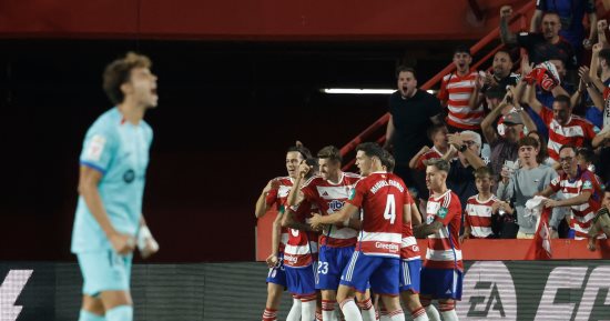 غرناطة يباغت برشلونة 2-1 في شوط أول مثير بالدوري الإسباني.. فيديو