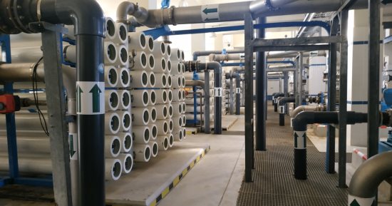 مضاعفة إنشاء محطات تحلية مياه البحر بمطروح.. تكنولوجيا التحلية وفرت تكاليف تنقية ونقل مياه النيل للمحافظة.. 4 محطات تحلية عملاقة ساهمت فى سد احتياجات مياه الشرب.. وتشغيل محطة "الرميلة 4" قريبًا.. صور