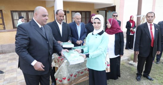 وكيل تعليم الوادى الجديد يوزع مصاحف للطلاب ذوى الهمم والتربية الفكرية