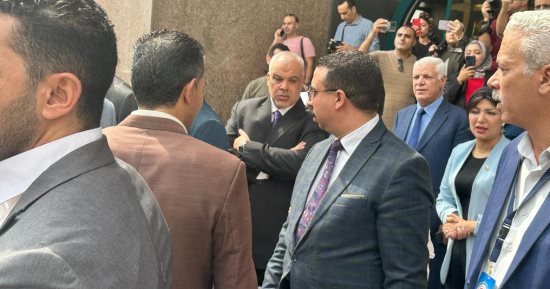 هتافات وأعلام "الوفد" تدعم عبد السند يمامة أمام الهيئة الوطنية للانتخابات.. صور 