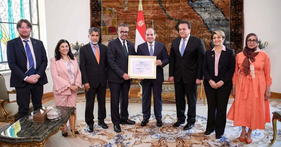 مدير عام منظمة الصحة العالمية يسلّم الرئيس السيسى شهادة المستوى الذهبي على مسار القضاء على فيروس "سي" في مصر.. الرئيس: الدولة سخرّت بصدق كافة الإمكانات لتحقيق الهدف المنشود بالقضاء على الفيروس