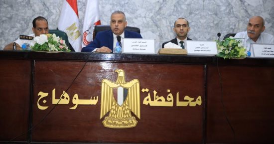 محافظ سوهاج يناقش استعدادات المحافظة لمجابهة الكوارث والأزمات
