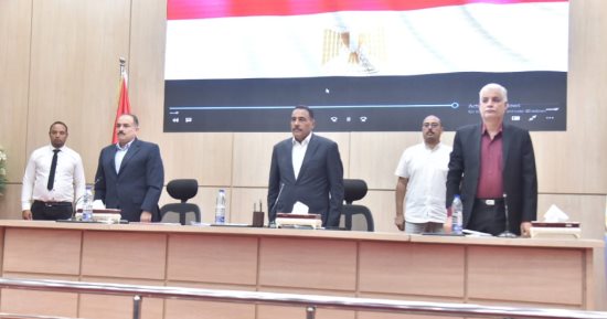 محافظ مطروح يترأس المجلس التنفيذى لمتابعة المشروعات وتخصيص الأراضى لها