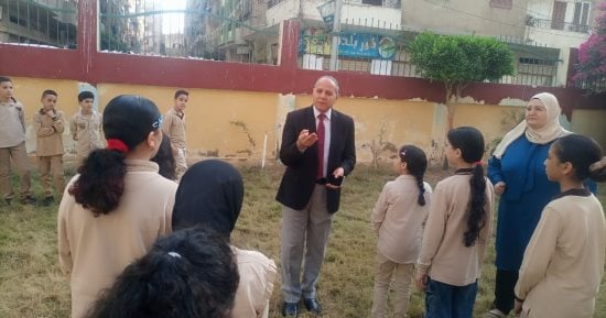 وكيل تعليم كفر الشيخ يتفقد المدارس ويفتتح معرض "أهلا مدرستي" المجانى.. صور