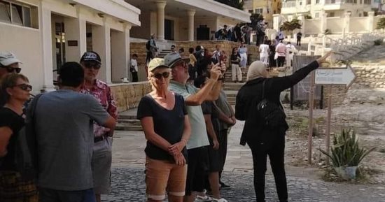 انتعاش حركة السياحة بمنطقة عمود السوارى الأثرية في الإسكندرية.. صور