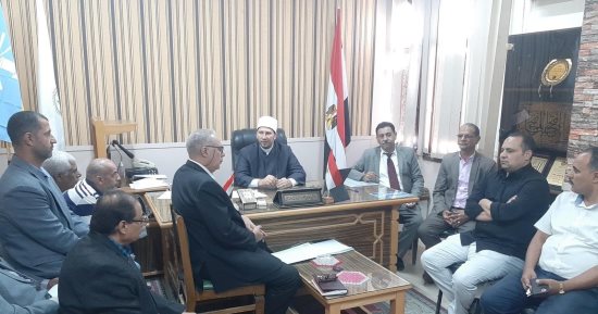 رئيس منطقة الإسكندرية الأزهرية يحث العاملين على التطوير والجد في العمل 