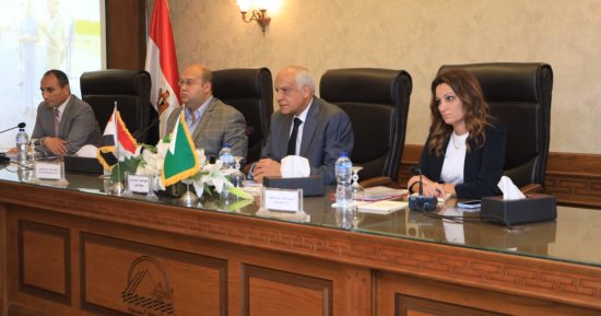 محافظ الجيزة يعقد اجتماعا لبحث موقف المعدات الميكانيكية المستخدمة لإدارة الأزمات