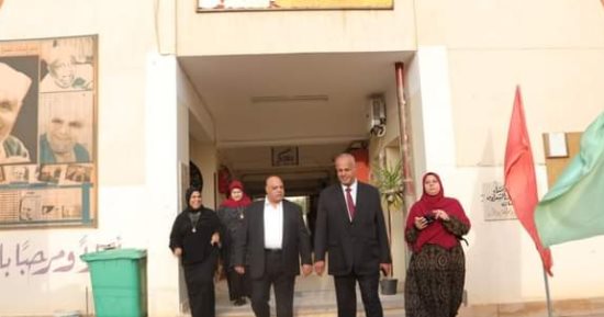 وكيل تعليم الوادى الجديد يكافئ إدارة مدرسة بالخارجة لتطبيق أفضل آليات العمل