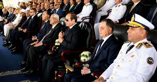 الرئيس السيسى يشهد تخريج دفعة جديدة من كلية الشرطة ويهنئ الضباط الجدد.. ويؤكد: فيه قانون بيحكمنا جميعا.. مهم نحترم دولة القانون مع كل الناس.. ويوجه التحية لأسر الشهداء: الشهيد بتفضل ذكراه عطرة.. صور