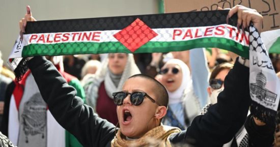 شعوب العالم تنتفض دعما لـ"طوفان الأقصى".. تظاهرات فى الغرب لإنهاء الاحتلال.. نيويورك وشيكاغو تنددان بالعدوان على غزة.. حشود أمام قنصلية تل أبيب فى تورنتو.. والآلاف فى مدريد يدعون لمقاطعة إسرائيل.. صور وفيديو