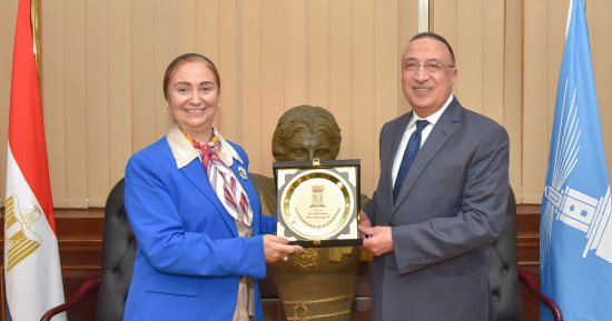 محافظ الإسكندرية يكرم وكيل وزارة الصحة لبلوغها سن التقاعد