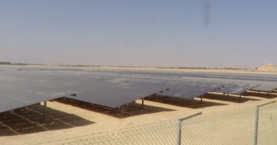 محطة سيوة لتوليد الكهرباء من الطاقة الشمسية.. افتتحت عام 2015 بتكلفة 25 مليون دولار وتنتج 10 ميجاوات.. ساهمت فى توفر 5 ملايين لتر وقود سنويًا.. وساعدت فى تشغيل مصانع التمور والمياه المعدنية.. صور