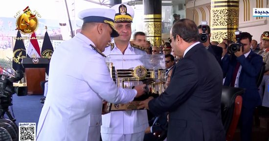 رئيس أكاديمية الشرطة يقدم للرئيس السيسى درع الأكاديمية فى حفل تخريج دفعة جديدة.. صور