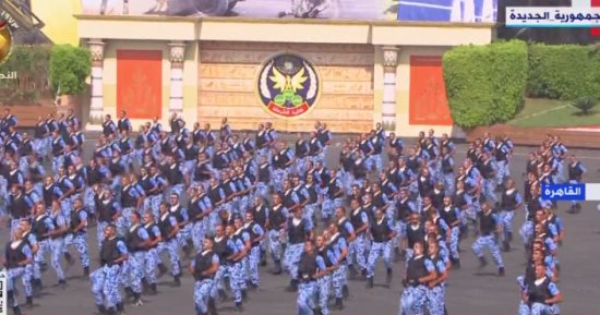 طلاب أكاديمية الشرطة يقدمون عروض القوة واللياقة أمام الرئيس السيسي
