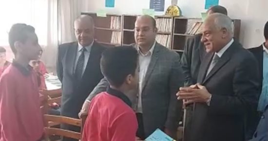 محافظ الجيزة يحضر الحصص الدراسية خلال جولة بمدارس أبو النمرس.. فيديو