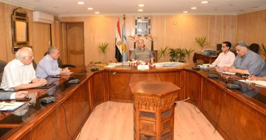 محافظ أسيوط يعقد اجتماعا مع مسئولى إدارة الأزمات ورؤساء المراكز والأحياء