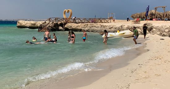 جزيرة مجاويش تستقبل السياح لأول مرة.. شواطئ رملية والاستمتاع بالمياه الفيروزية.. عشرات المراكب السياحية تتجه إلى الجزيرة بعد السماح بإقامة منشآت سياحية خفيفة عليها.. صور